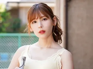 Nắm chặt tay any trong khi đang bị cấp trên dí liên tục
