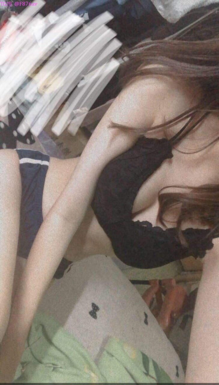Rina 网红 - Con chó thích mở lòng mình ra một chút, và tự uống tinh dịch