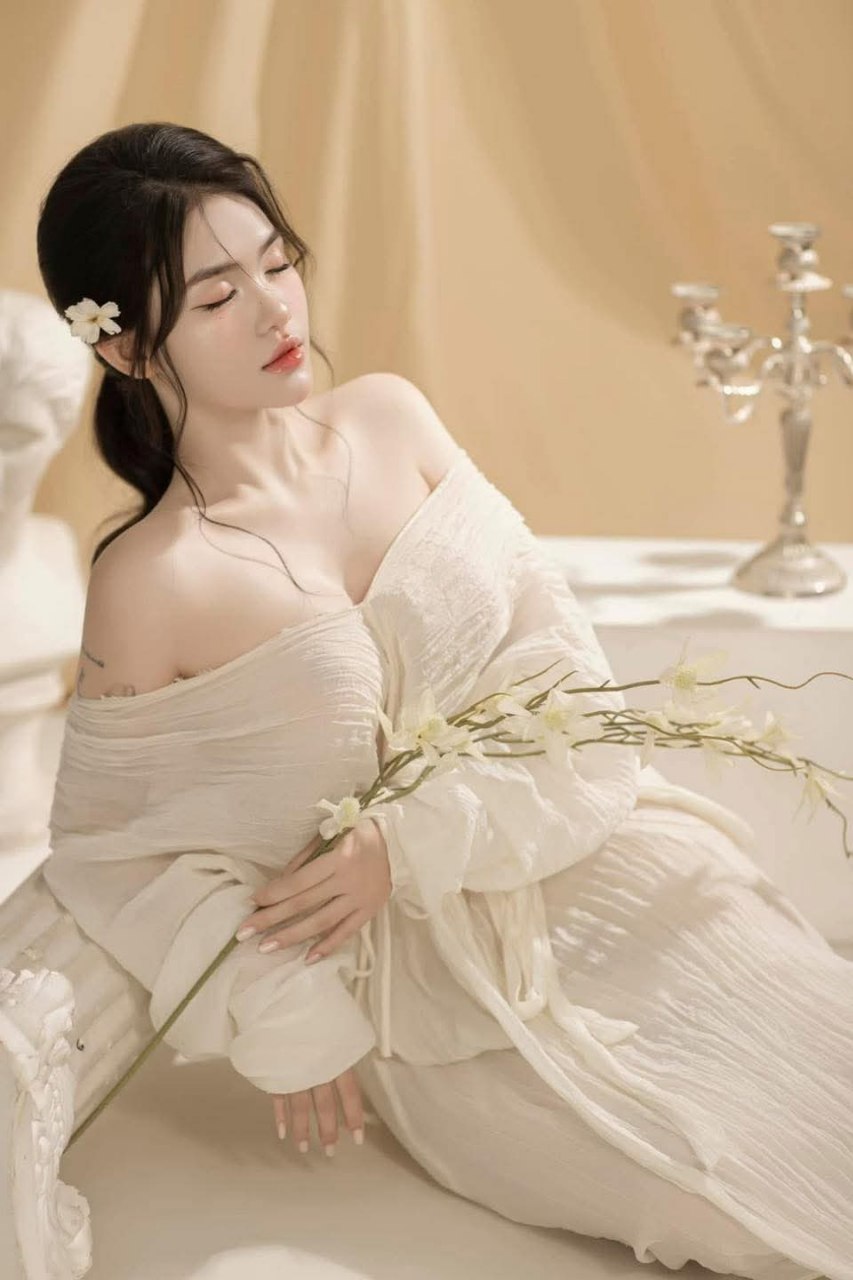 Tình cờ thấy quản lý nữ trên dịch vụ gái gọi, thanh niên đặt thử nào ngờ gặp thật